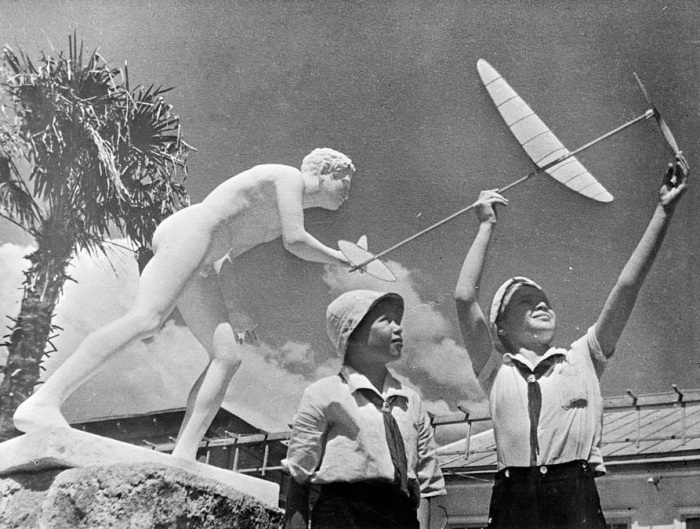 Пионеры, управляющие миниатюрной моделью самолета. СССР, начало 30-х годов. 