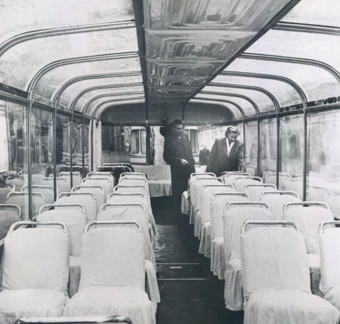 Проверка интерьера нового троллейбуса. СССР, Москва, 1955 год.