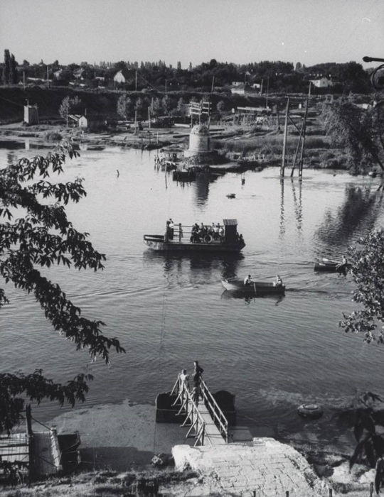 Судно, отплывшее недавно с пирса на реке Буг. СССР, 1960 год.