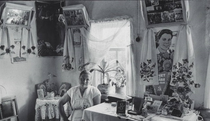 Женщина, сидящая у себя дома за столом. СССР, 1960 год.