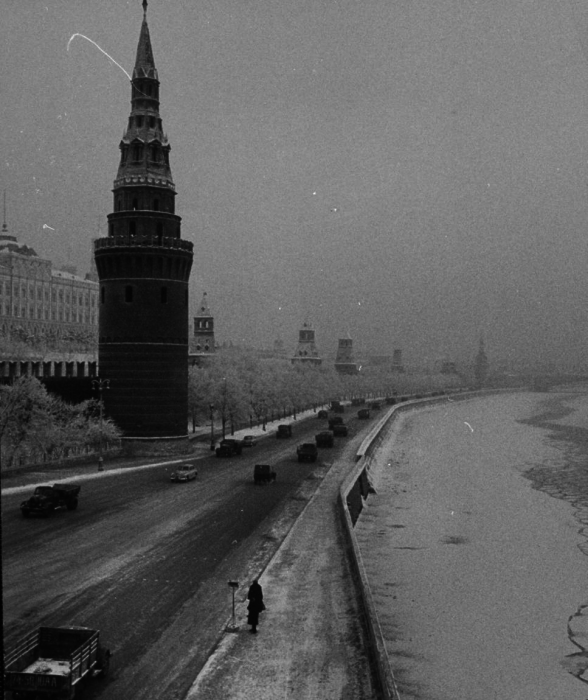 Дорога вдоль кремлевской стены по набережной Москвы-реки.