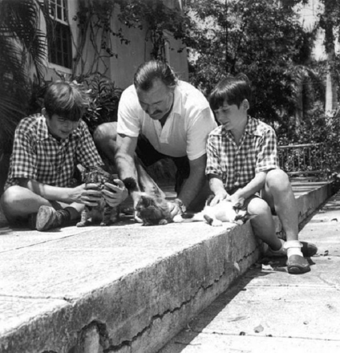 Писатель с сыновьями Грегори и Патриком играет с котятами, 1946 год.