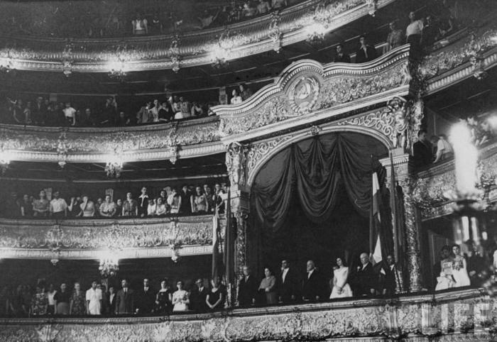 Климент Ворошилов, Никита Хрущев, Николай Булганин в Большом театре вместе с королем Мохаммедом Реза-шахом и его женой королевой Сорейей Эсфандияри.