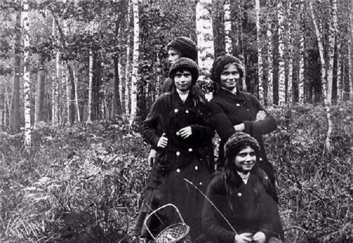 Великие княжны Ольга, Татьяна, Мария и Анастасия, 1913 год.