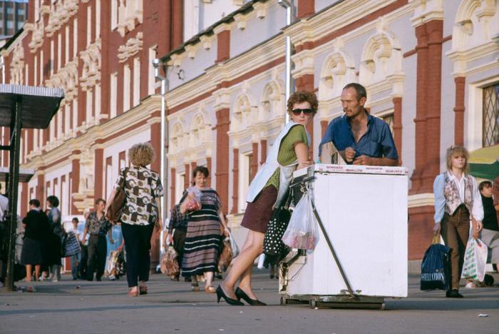 Уличная торговля перед Казанским вокзалом. Москва, 1996 год.