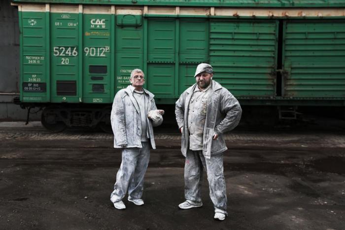Рабочие в спецодежде для защиты от высоких температур. Россия, Калининград, 2015 год.