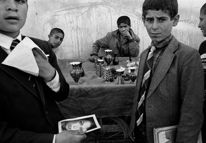 Школьники на рынке в деревне Патнос, 1990 год.