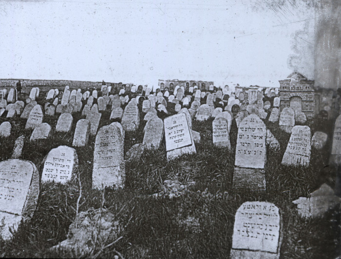 Старое еврейское кладбище, которое возникло сразу после окончания Крымской войны.
