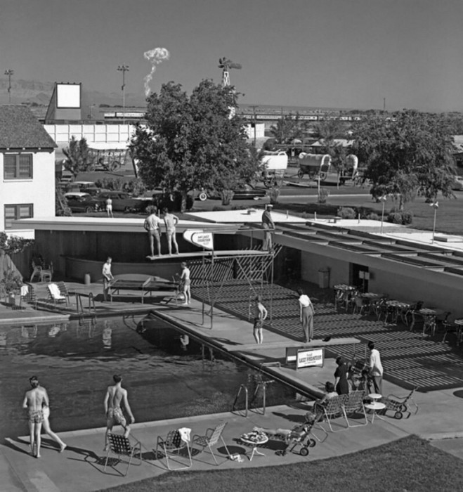 Пловцы наблюдают за испытанием ядерного оружия в 120 километрах от отеля, 1953 год.