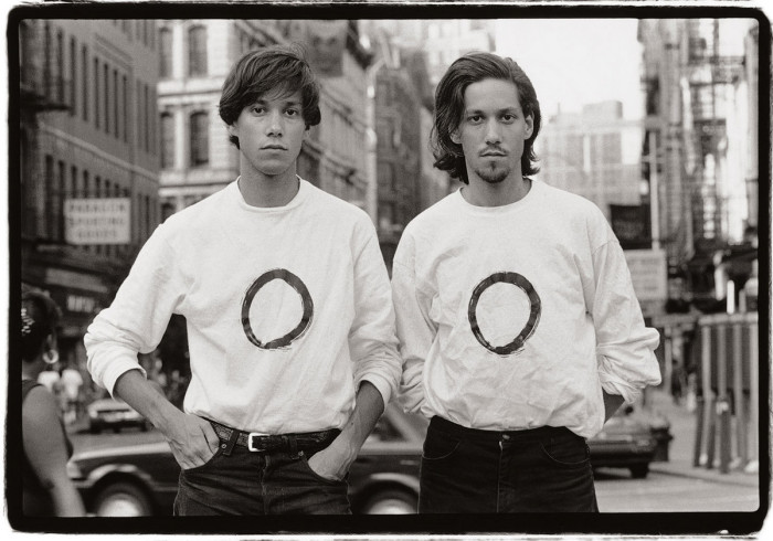 Близнецы в футболках с нулями. США, Нью-Йорк, 1988 год. Автор: Amy Arbus.