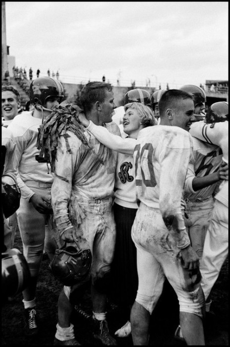 Капитан чирлидингов и капитан футбольной команды обнимаются после триумфальной победы. США, Сиэтл, 1953 год.