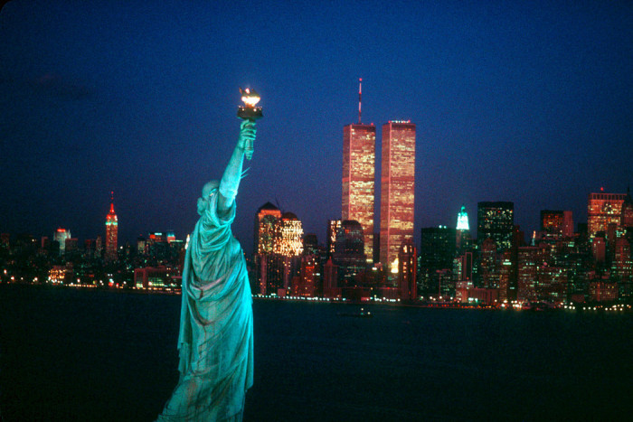 Статуя Свободы и Всемирный торговый центр в Нью-Йорке. США, 1986 год.
