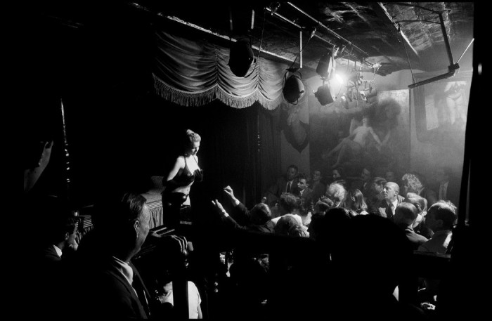 Стриптиз-шоу в ночном клубе. Франция, Париж, 1956 год.
