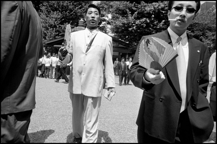 Правые националисты возле храма Ясукуни. Киото, Япония, 15 августа 1999 год.