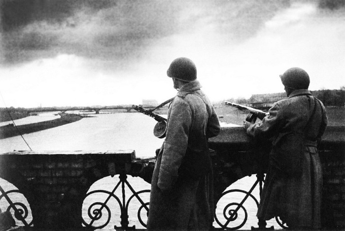 Советские автоматчики на мосту через реку Одер, 1945 год.