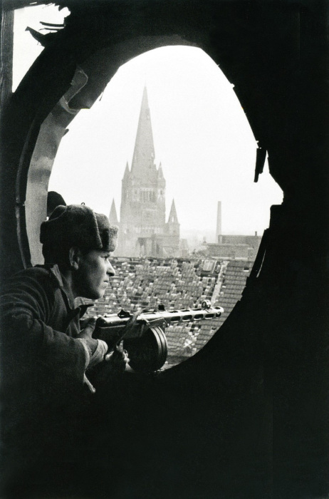Охраняя завоеванный город, 1945 год.