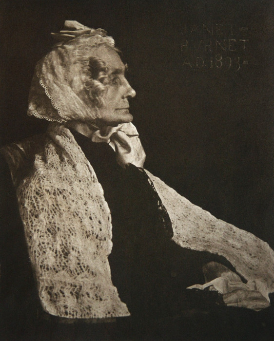 Портретный снимок пожилой женщины, сделанный в 1893 году.