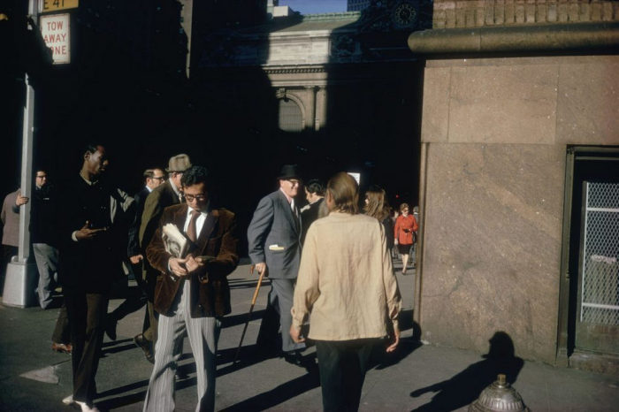 Блестящий пиджак, длинные брюки и замшевые туфли. Америка, Нью-Йорк, 1974 год.