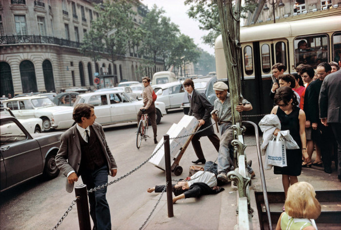Работа признанного гения и одного из самых универсальных мастеров фотографии. Франция, Париж, 1967 год.