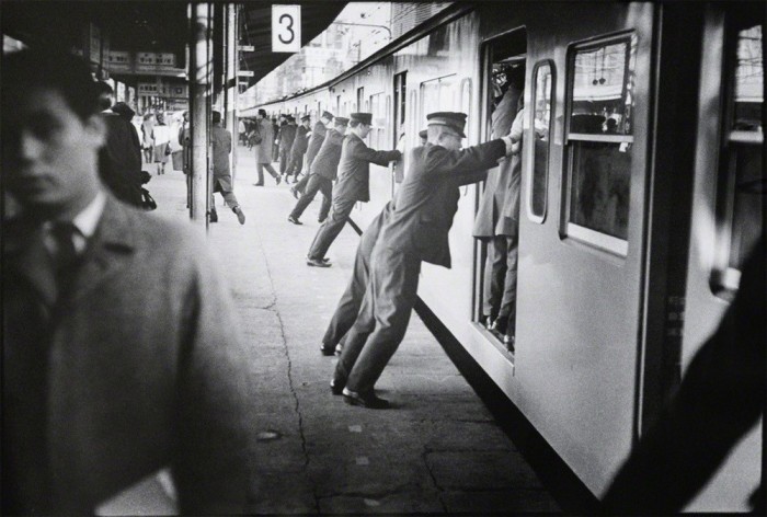 Толкатели запихивают людей в вагоны метро в час пик.  Япония, Токио, 1967 год.