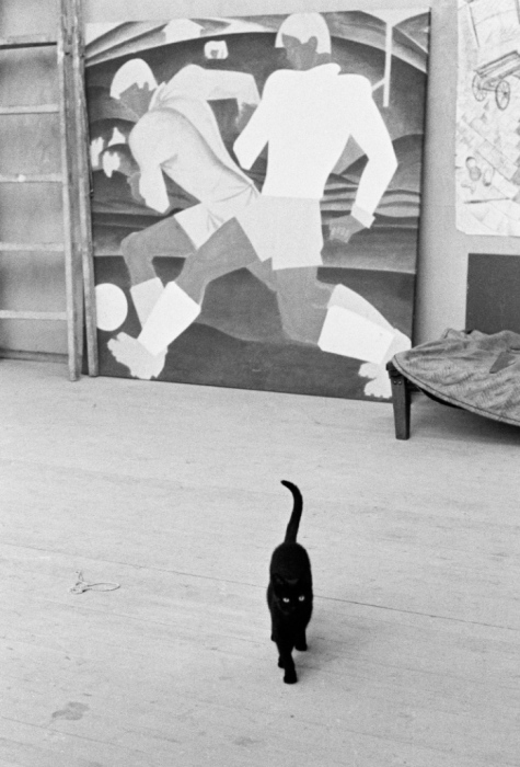Студия художника Игоря Обросова и его кошка, СССР, Москва, 1985 год.