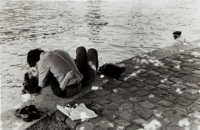 Влюблённая пара. Франция, Париж, Сена, 1976 год.