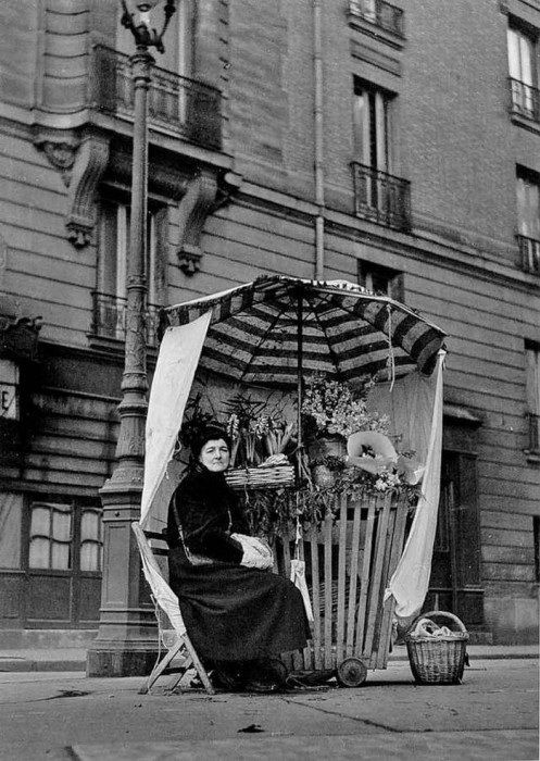 Продавщица цветов. Франция, 1950 год.