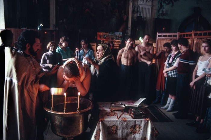 Крещение в православной церкви. СССР, Москва, 1989 год. Автор фотографии: Chris Niedenthal.