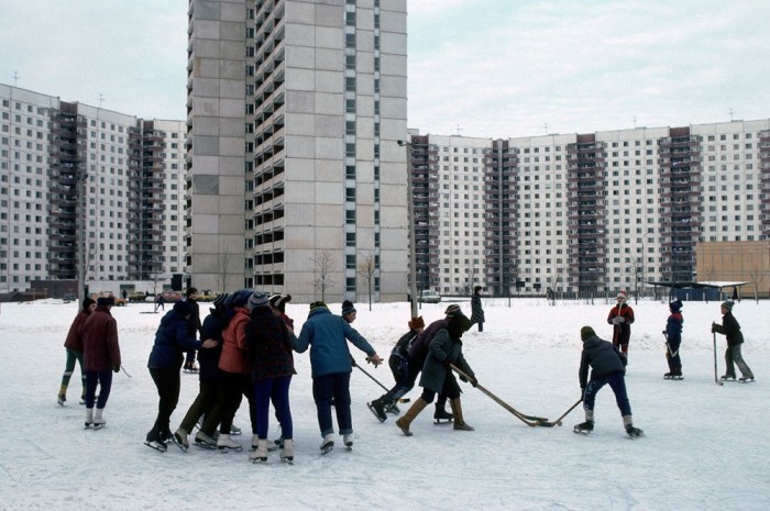 Хоккеисты в жилом московском микрорайоне. СССР, Москва, 1984 год. Автор фотографии: Chris Niedenthal.
