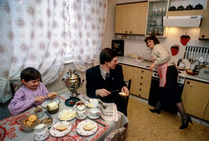 Обычная советская семья. СССР, Москва, 1989 год. Автор фотографии: Chris Niedenthal.