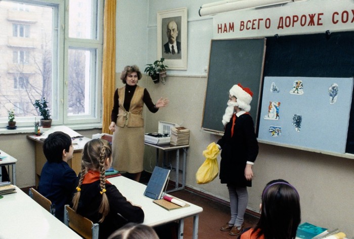 Подготовка к новогоднему утреннику. Московская школа, 1984 год. Автор фотографии: Chris Niedenthal.