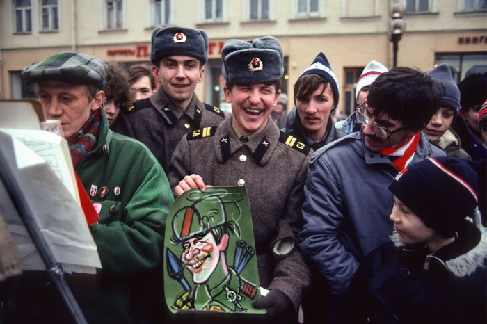 Уличный художник и красноармейцы на Арбате. СССР, Москва, 1989 год. Автор фотографии: Chris Niedenthal.