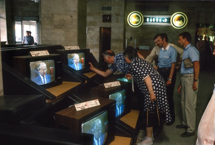 Магазин телевизоров в центре Москвы. СССР, 1988 год. Автор фотографии: Chris Niedenthal.