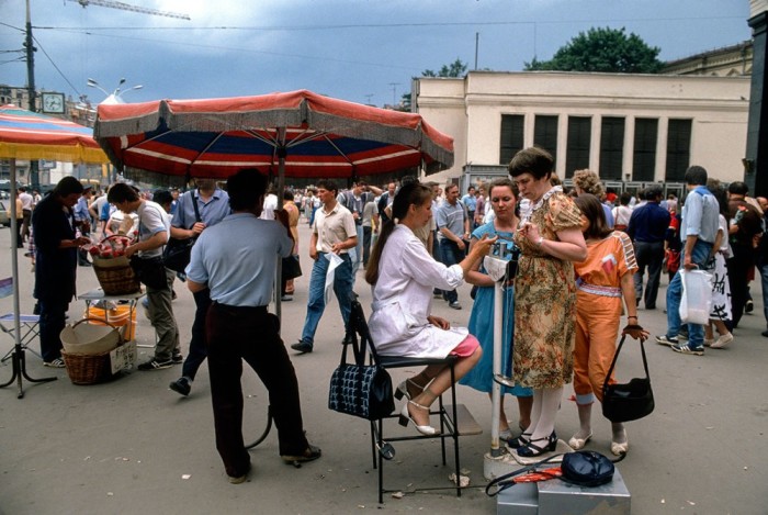 Взвешивание на улице в летнее время - одна из забав советского периода. СССР, Москва, 1988 год. Автор фотографии: Chris Niedenthal.