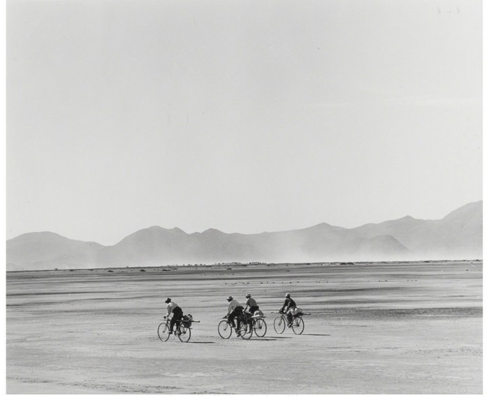 Мексиканские велосипедисты в пустыне, 1966 год.