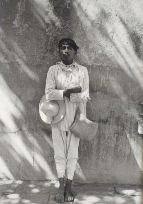 Местный житель в маленьком городишке. Мексика, 1934 год.