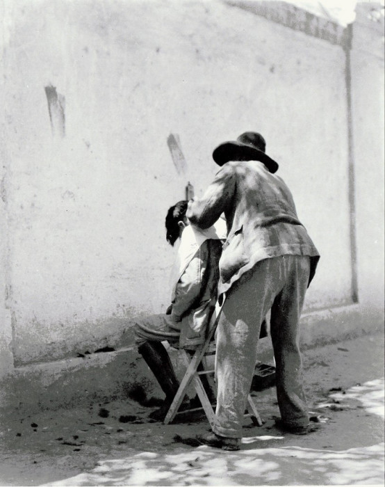 Уличный мексиканский цирюльник, 1924 год.