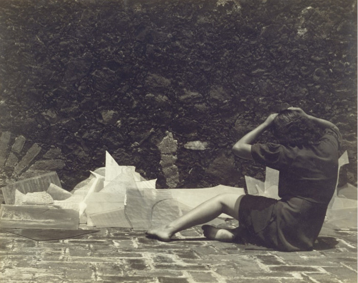 Женщина возле разбитого стекла. Мексика, 1938 год.