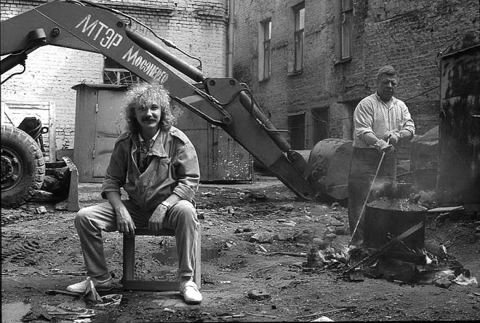 Игорь Николаев во дворе студии, 1987 год.