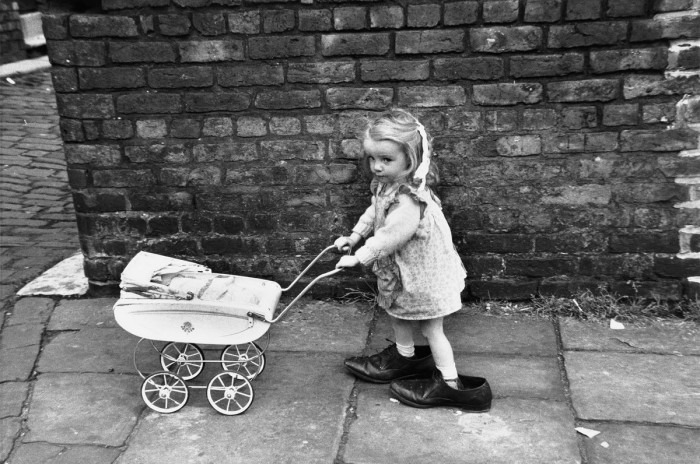 Девочка с коляской в мужских туфлях. Англия, Манчестер, 1966 год.