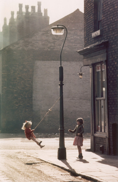 Импровизированные качели у углового магазина в Хьюме, 1965 год.