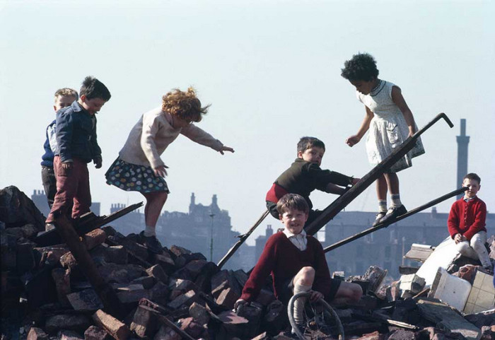Дети играю среди руин. Англия, Хьюм, 1965 год.