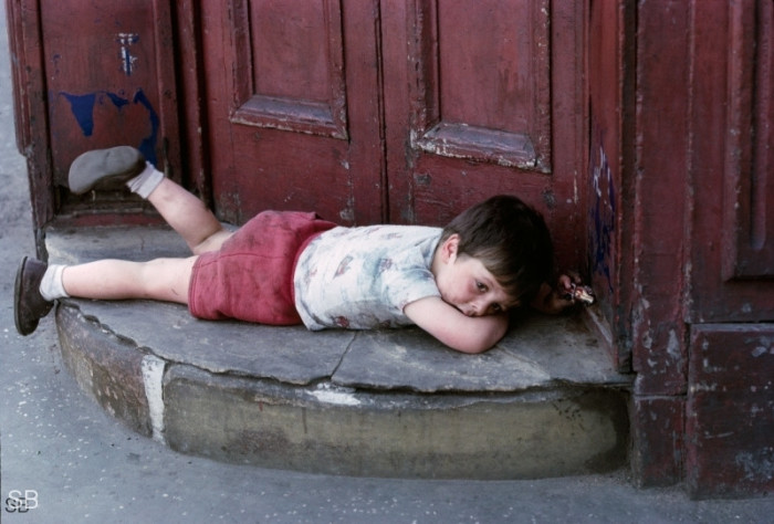 Мальчик в одном из беднейших манчестерских районов. Англия, 1967 год.