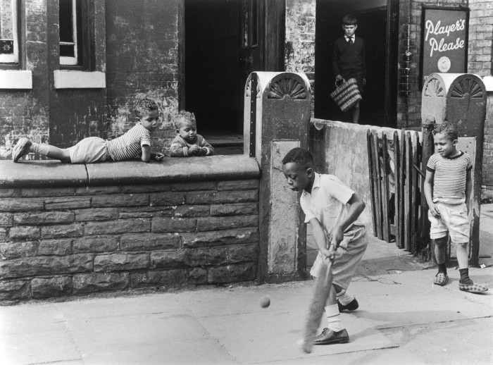 Уличный крикет. Англия, Манчестер, 1964 год. Автор фотографии: Ширли Бейкер.