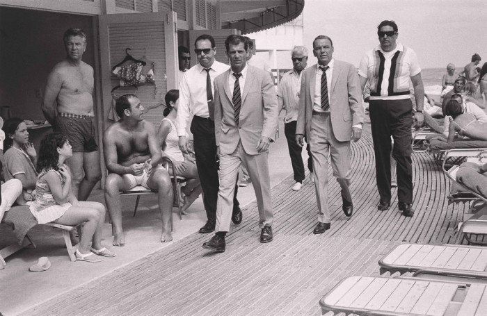 Фрэнк Синатра с охраной в Майами-Бич, 1968 год.