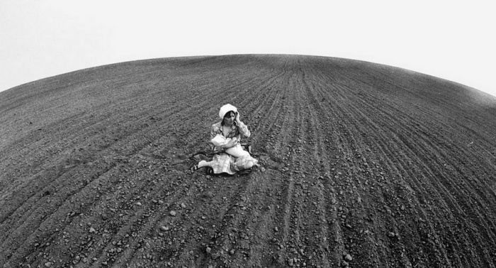 Женщина с ребенком на руках в поле. СССР, 1987 год.