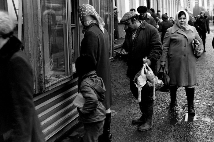Газетный киоск на улице Металлургов. СССР, Новокузнецк, 1980-е годы.