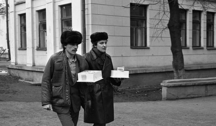Молодой отец с приятелем у роддома. СССР, Новокузнецк, 1980-е годы.