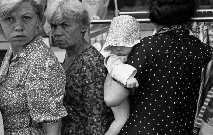 Очередь у входа в универмаг. СССР, Новокузнецк, 1982. Автор фотографии: Vladimir Vorobyov.