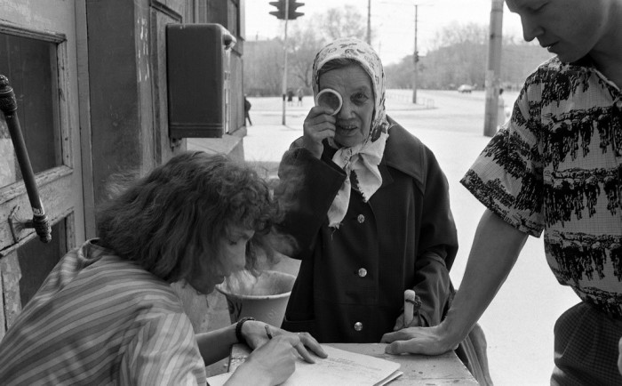 Бабушка с лупой на пункте сбора подписей за Бориса Ельцина, 1991 год.